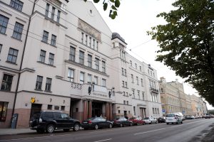 Rīgas Latviešu biedrības nams no ielas puses ar automašīnām priekšplānā