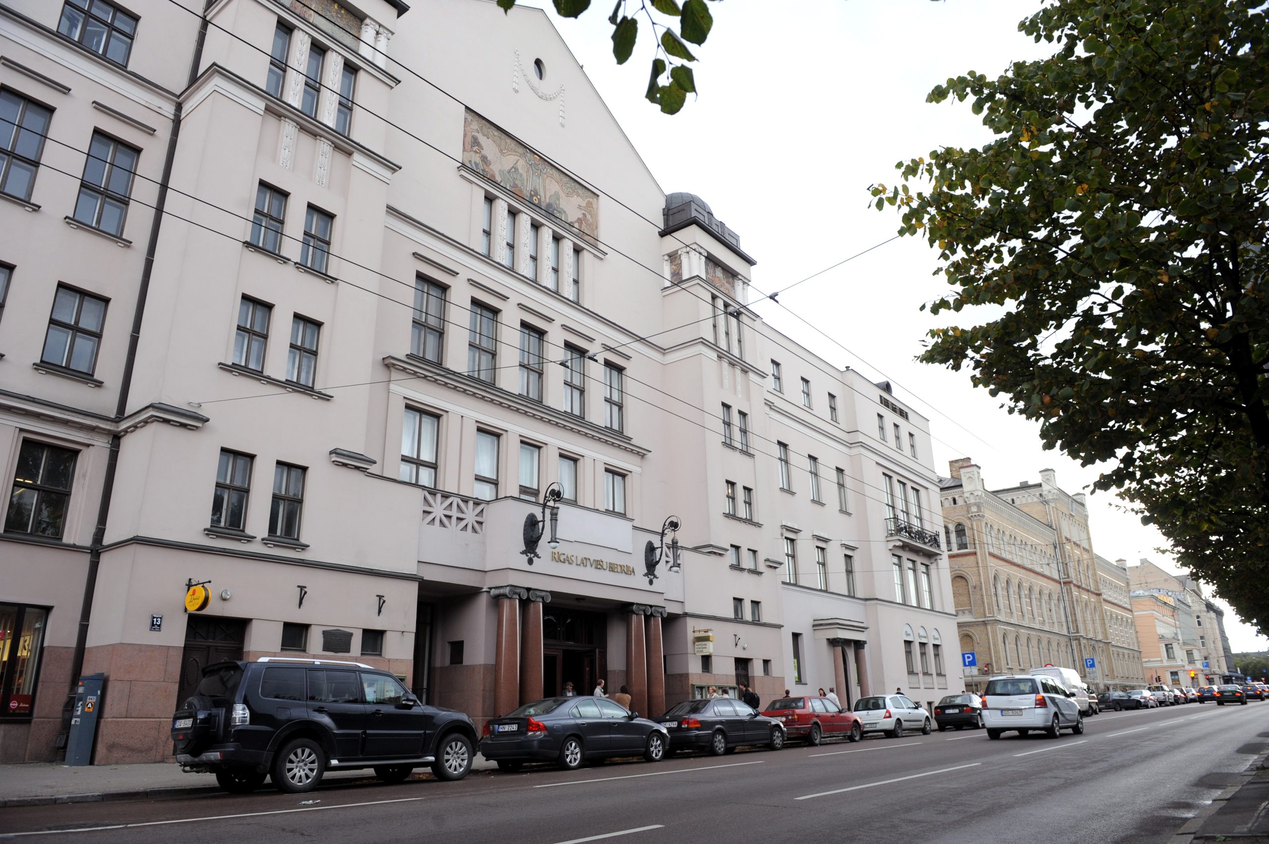 Rīgas Latviešu biedrības nams no ielas puses ar automašīnām priekšplānā