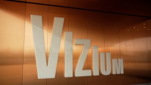 Ventspils Zinātnes centra VIZIUM uzraksts uz ēkas sienas