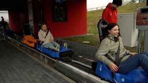 Divas sievietes gatavojas braucienam ar rodeļu trasi