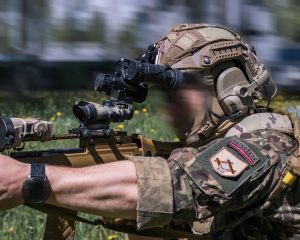 Latvijas karavīrs Reindžeru formā ar tēmēkli, tēmē ieroci militārās apmācības laikā
