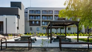Moderna, energoefektīva dienesta viesnīcas ēka Jelgavā, Prohorova ielā 11, ar labiekārtotu pagalmu, kas pieteikta konkursam "Energoefektīvākā ēka Latvijā 2025"