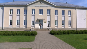 Maltas vidusskolas ēka ar skolēniem pie ieejas