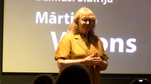 Režisore Dzintre Geka uzstājas dokumentālās filmas “Dzimusi Sibīrijā. Mārtiņš Vilsons” seansa ievadā