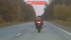Motociklists uz šosejas ar ātrumu 207 km/h, fiksēts ar policijas radaru