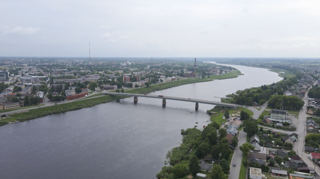 Panorāmas skats uz Daugavpili ar upi Daugavu, tiltu un pilsētas apbūvi