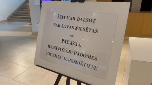 Informācijas plakāts par balsošanu pilsētas un pagasta iedzīvotāju padomes kandidātiem