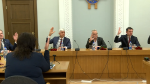 Rēzeknes domes deputāti balso sēdes laikā, paceļot rokas