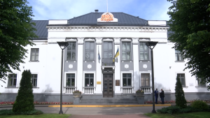 Rēzeknes valstspilsētas pašvaldības ēka vasarā