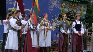 Folkloras kopas dziedātājas tautastērpos uzstājas festivālā “Baltica” Daugavpilī.