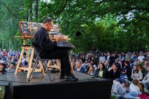 Komponists Raimonds Tiguls uzstājas ar handpan instrumentu brīvdabas koncertā Tigulkalnā, skatītāji klausās dabas ieskautā vidē