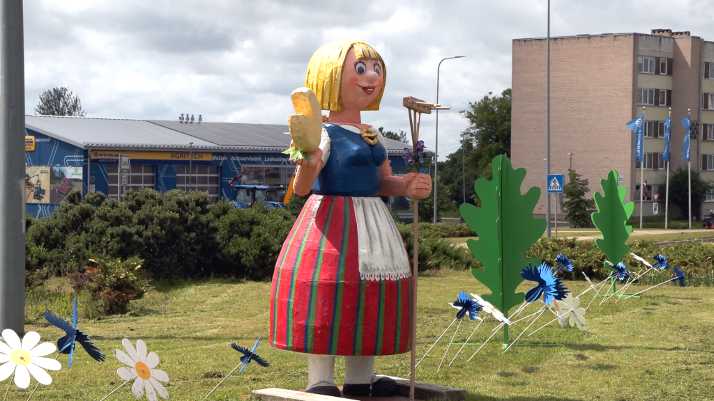Zeltenes statuja Jēkabpilī, aplūkota no attāluma