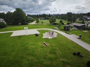 Āra sporta laukums un rotaļu zona ar bērniem lauku vidē