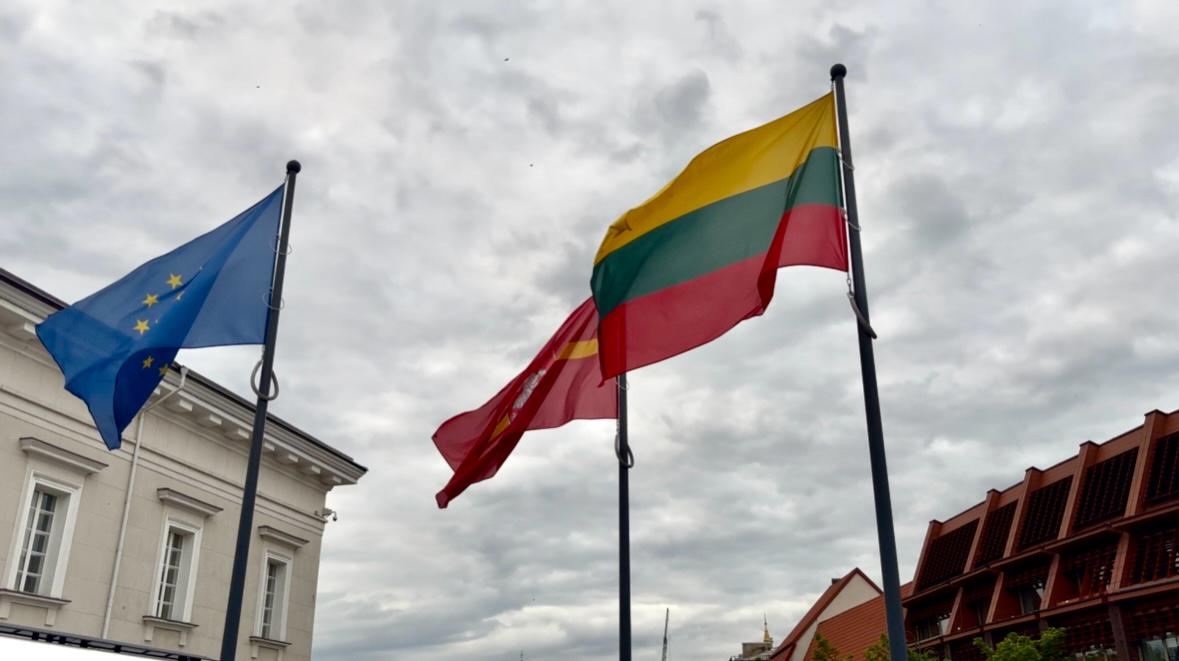 Eiropas Savienības un Lietuvas karogi Viļņā pie oficiālas ēkas.