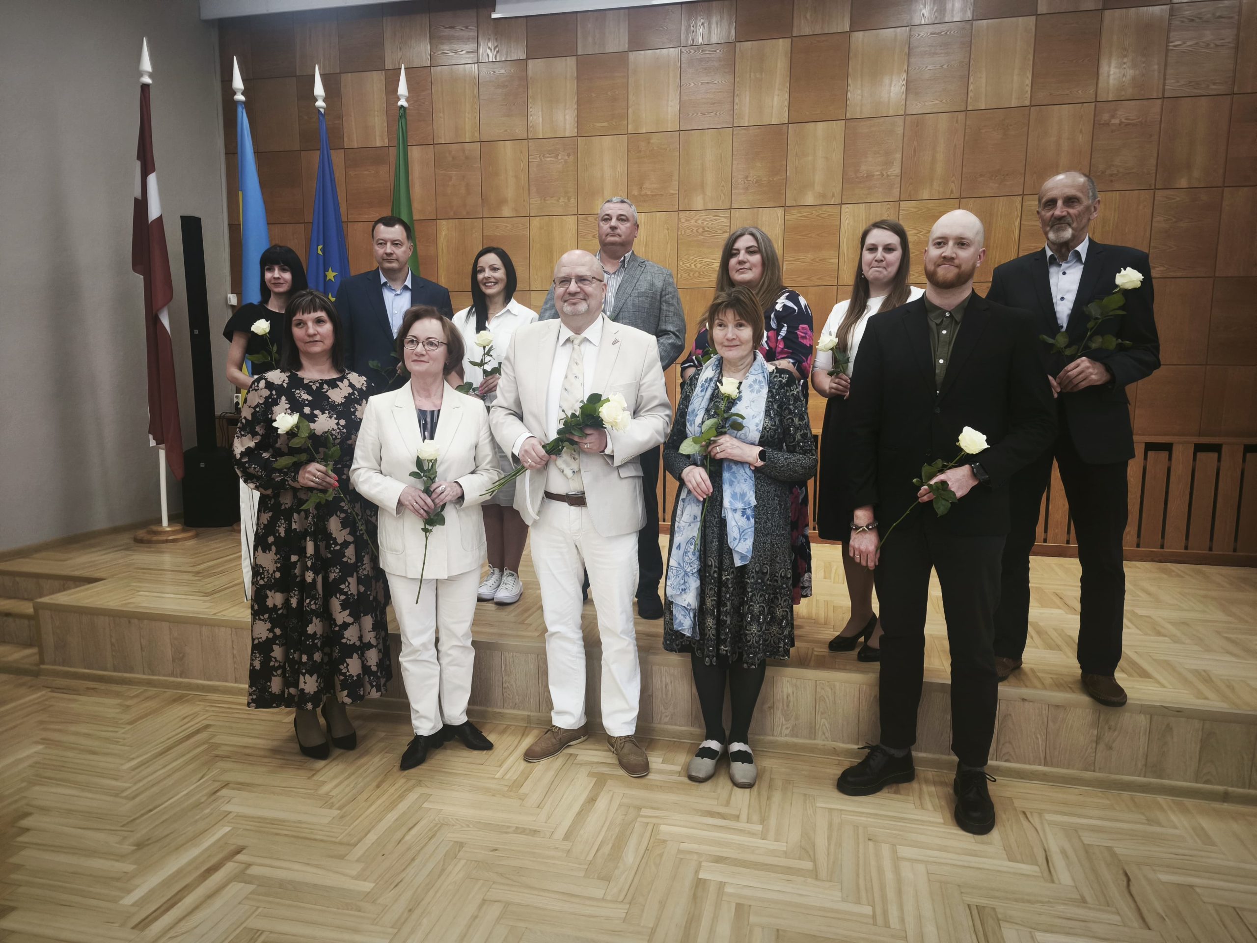 Jaunievēlētais Valkas novada domes priekšsēdētājs Vents Armands Krauklis kopā ar kolēģiem