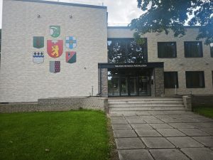 Valkas novada pašvaldības ēka ar novada ģerboņiem