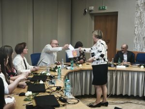 Vents Armands Krauklis balsošanas brīdī Valkas novada domē