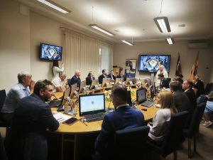 Pašvaldību un ministriju pārstāvju sanāksme pie konferenču galda