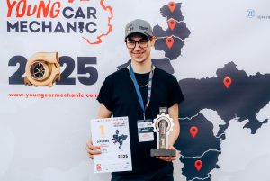 Niks Petersons ar uzvarētāja diplomu un trofeju "Young Car Mechanic 2025" konkursā