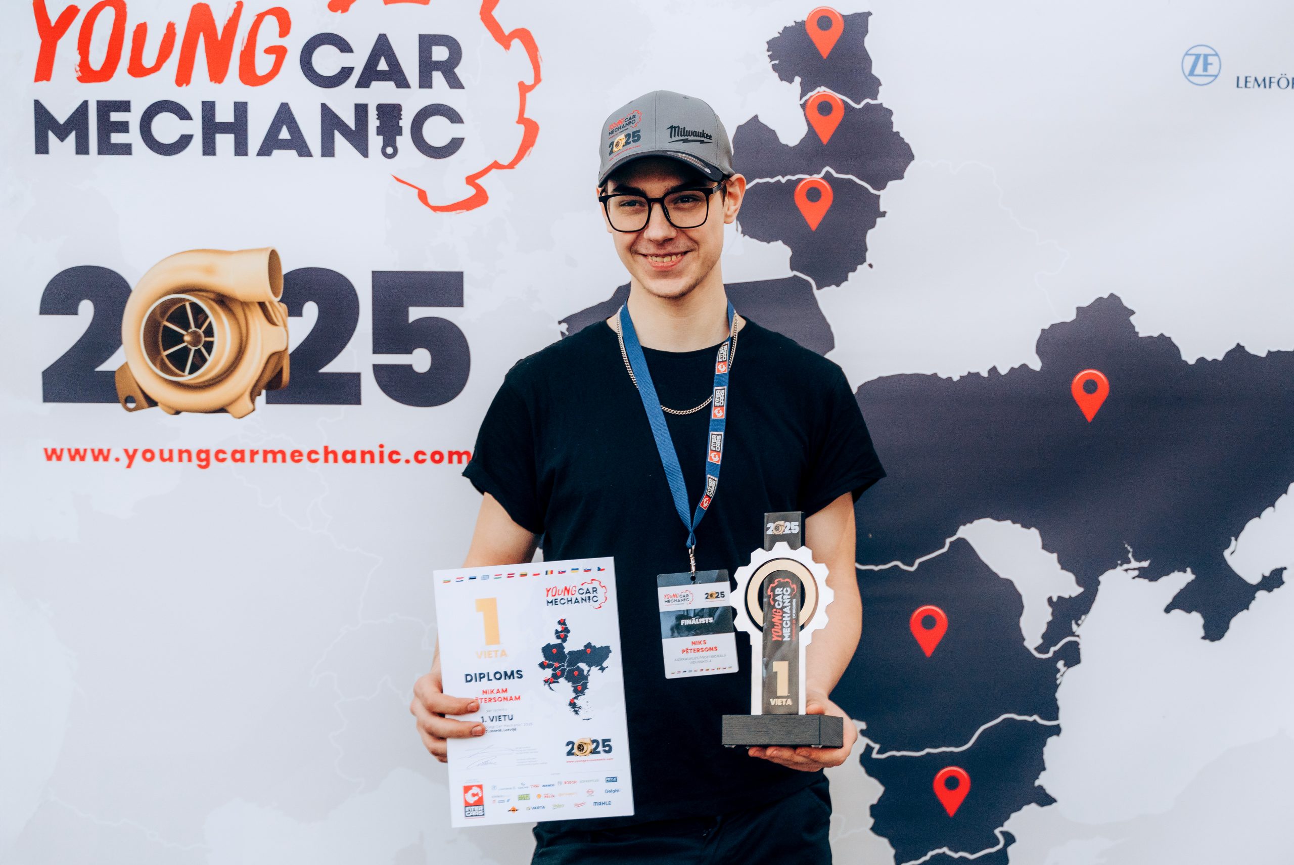 Niks Petersons ar uzvarētāja diplomu un trofeju 