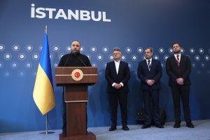 Preses konference Stambulā ar pārstāvjiem pie Turcijas tribīnes un Ukrainas karogu