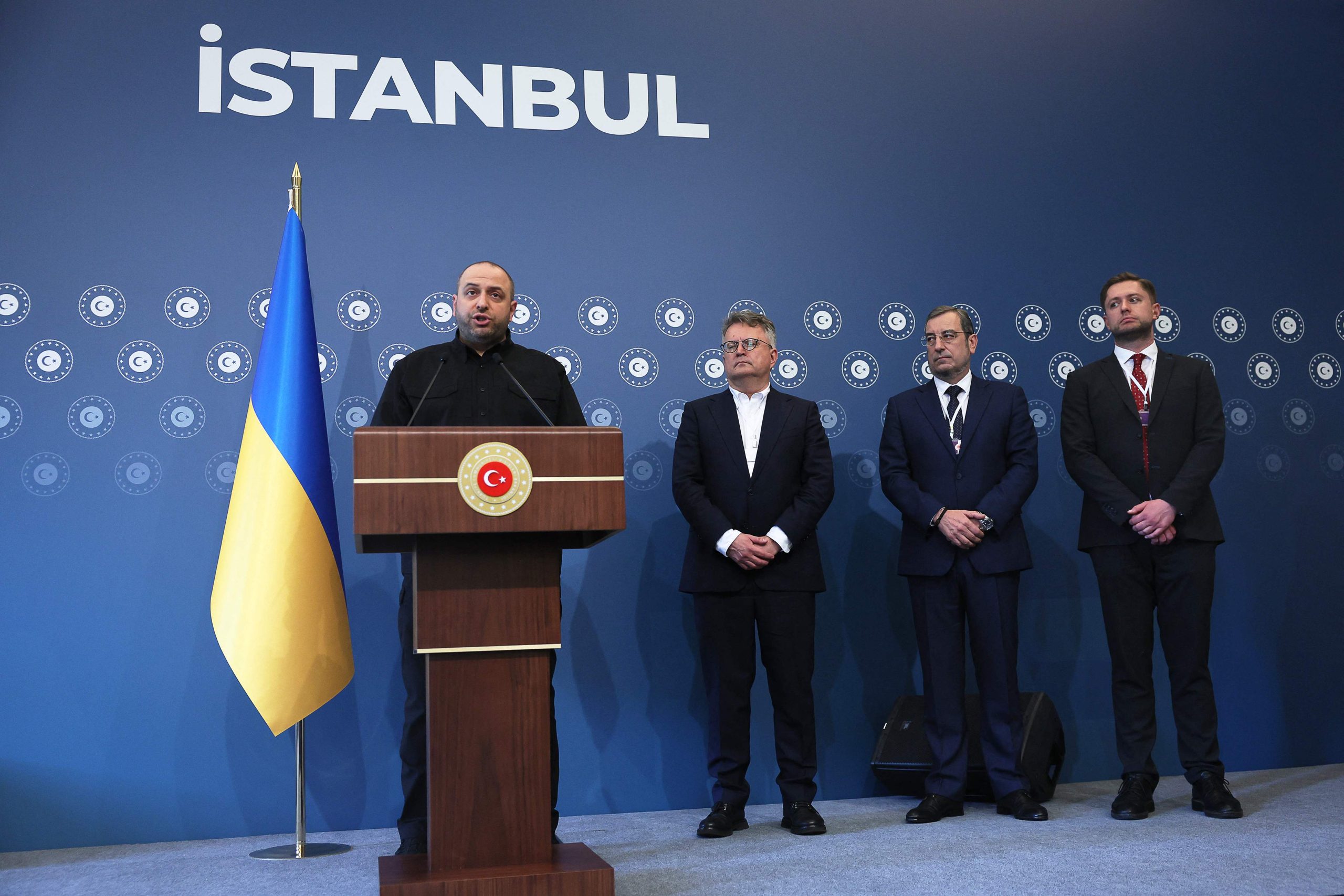 Preses konference Stambulā ar pārstāvjiem pie Turcijas tribīnes un Ukrainas karogu