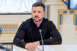 Ukrainas prezidents Volodimirs Zelenskis preses konferencē runā pie galda ar mikrofonu