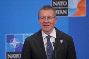 Latvijas prezidents Edgars Rinkēvičs uzstājas preses konferencē NATO fonā