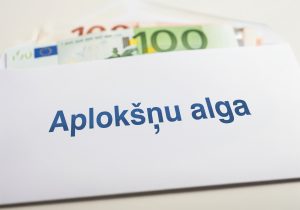 Eiro banknotes, tostarp 100 eiro banknote, aploksnē ar tekstu "Aplokšņu alga"