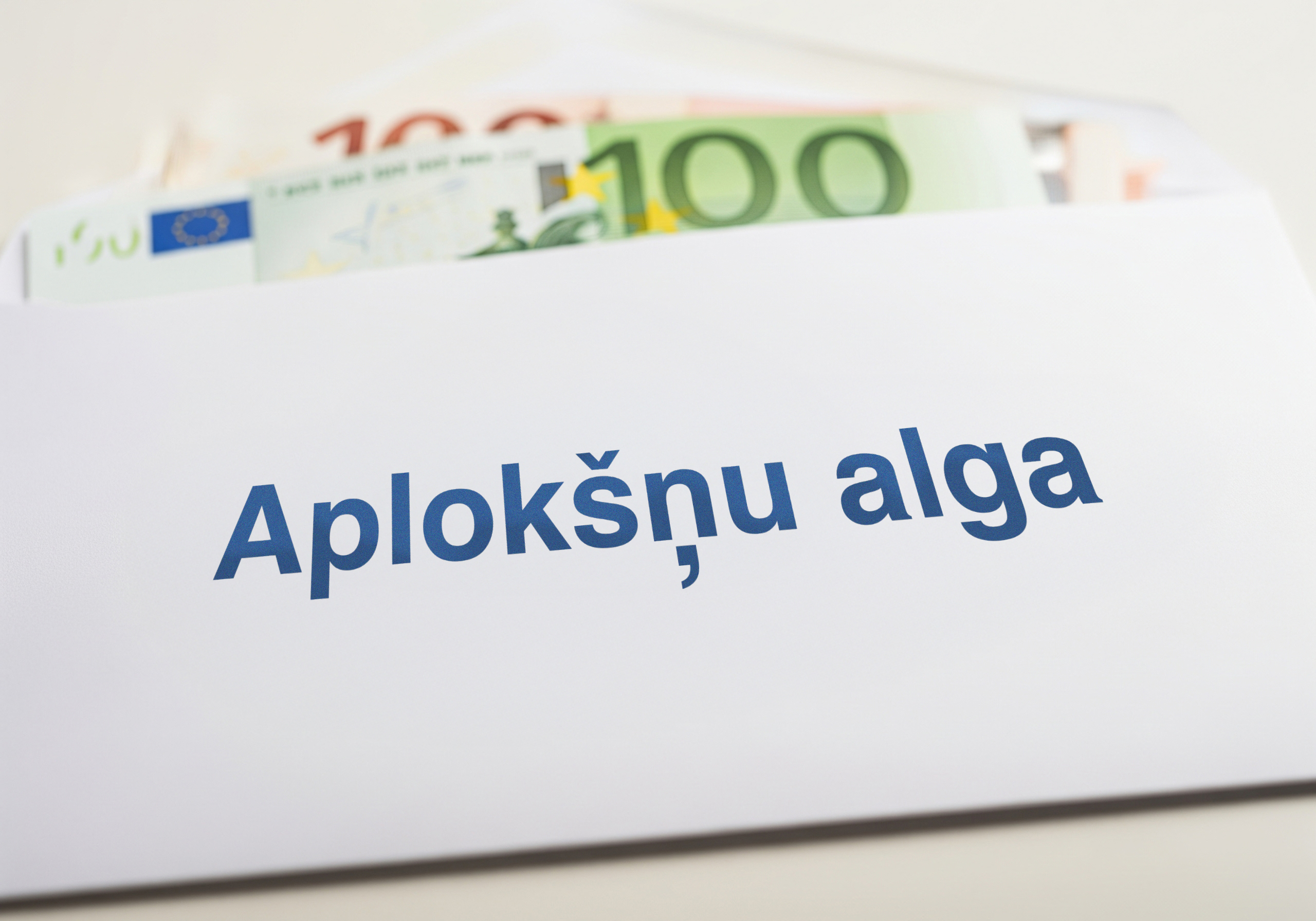 Eiro banknotes, tostarp 100 eiro banknote, aploksnē ar tekstu 