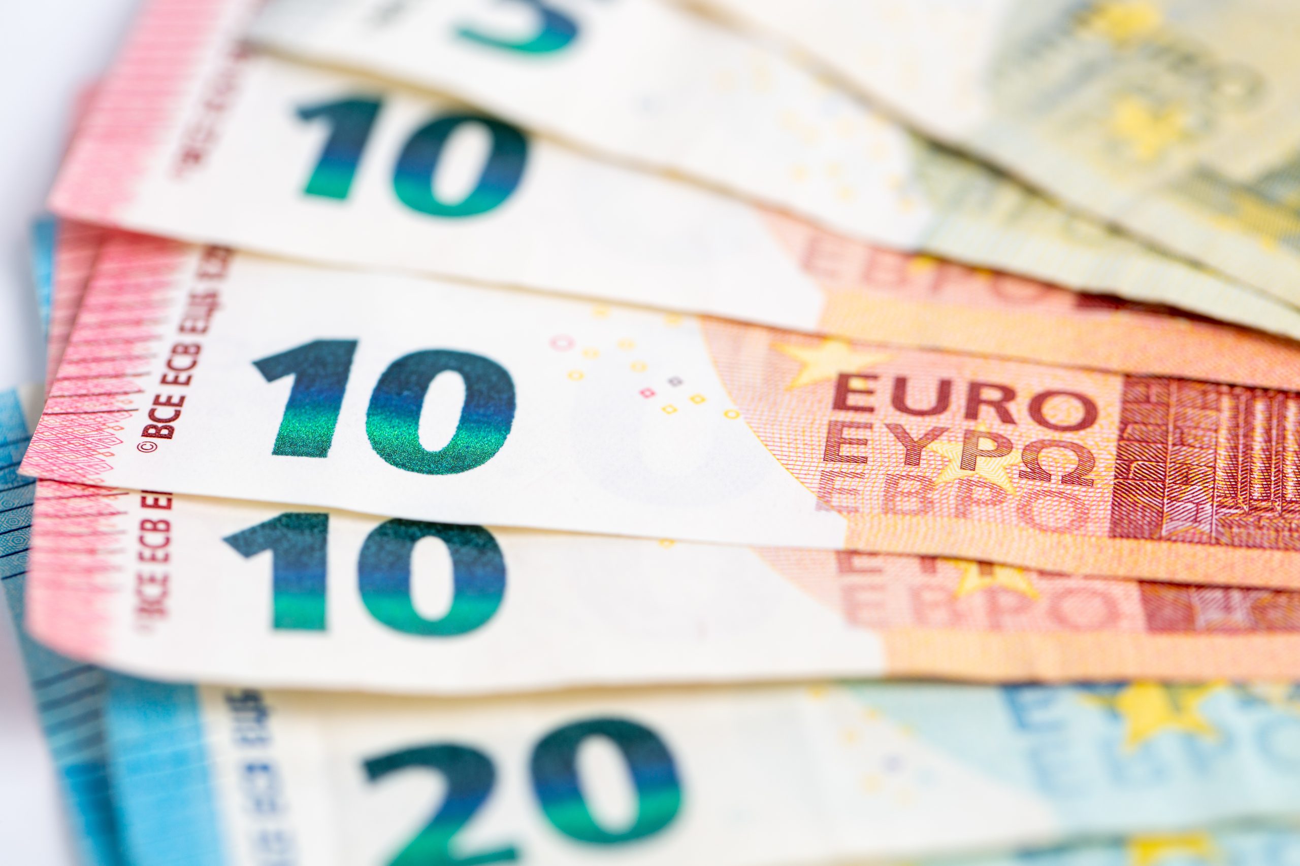 Eiro banknotes tuvplānā — 10 un 20 eiro naudaszīmes