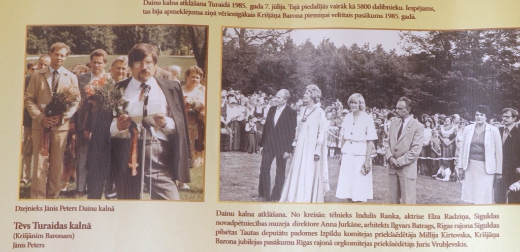 Vēsturiski fotoattēli no Dainu kalna atklāšanas 1985. gadā, kurā redzams dzejnieks Jānis Peters un pasākuma dalībnieki