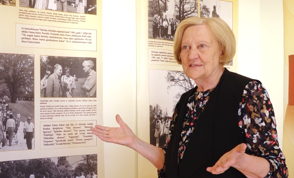 Anna Jurkāne, bijusī Turaidas muzejrezervāta direktore un Dainu kalna idejas autore, runā pie izstādes stendiem