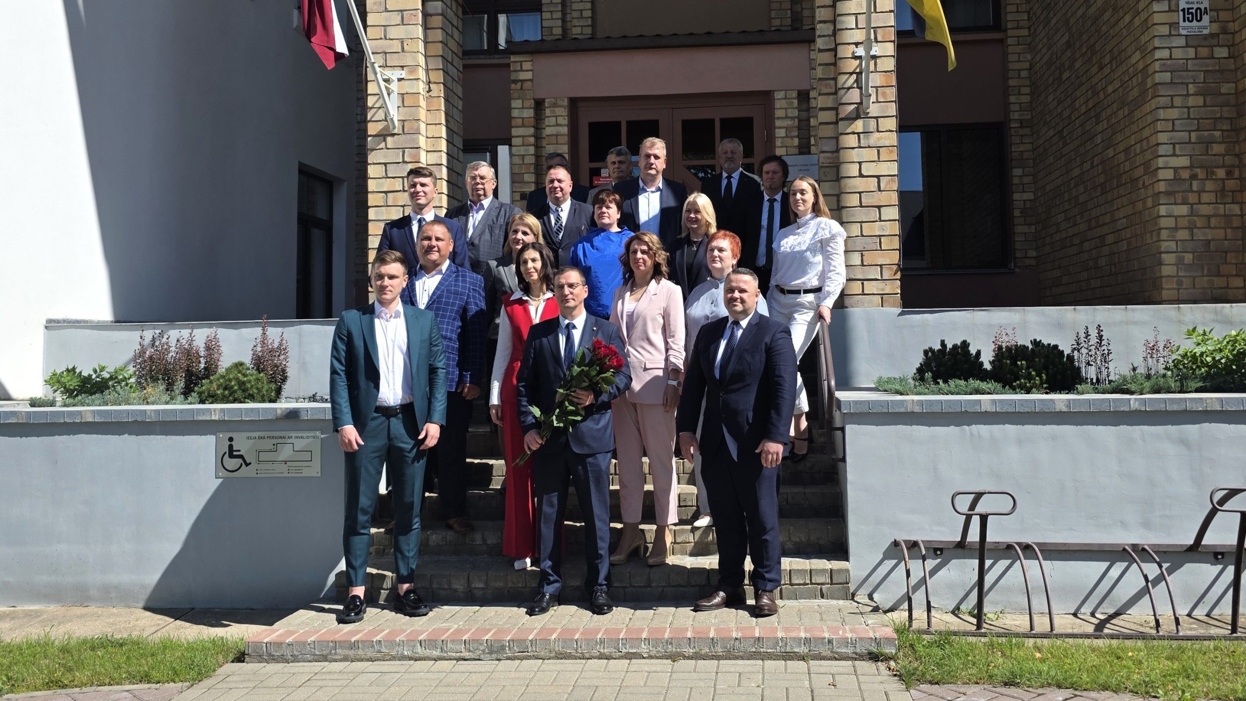 Jēkabpils novada jaunievēlētie deputāti kopīgā foto pie pašvaldības ēkas