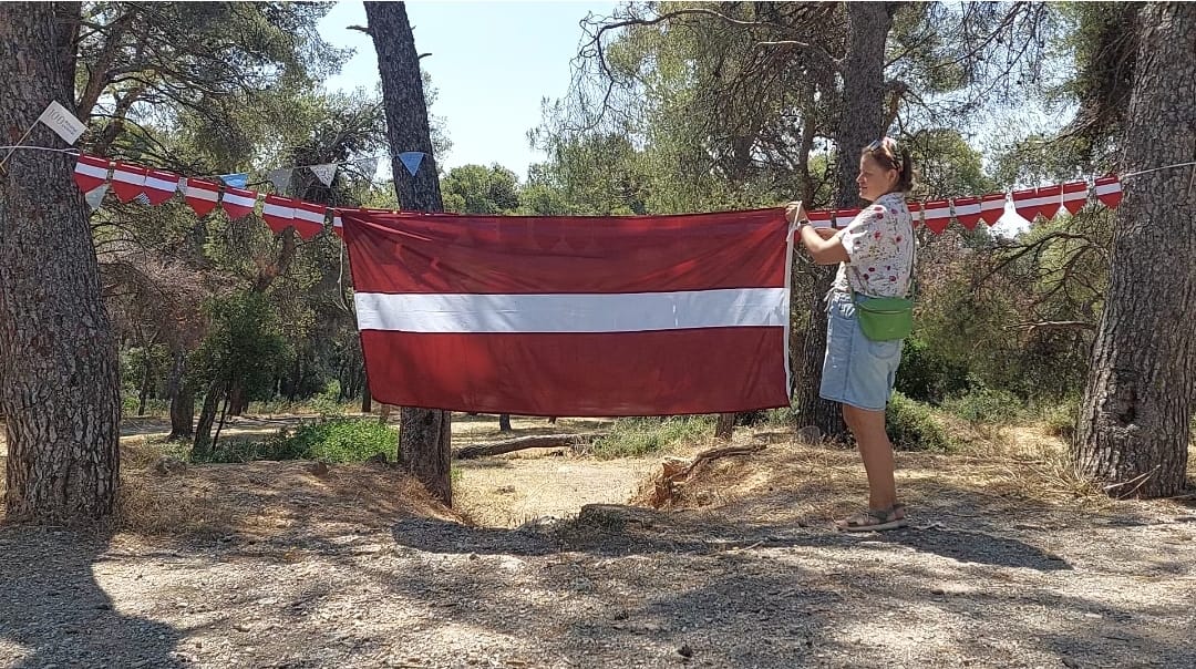 Atēnās baltieši — latvieši un lietuvieši — ielīgo Jāņus ar dziesmām, vainagu pīšanu un radošu “ugunskuru”, godājot Saulgriežu tradīcijas arī tālumā no mājām