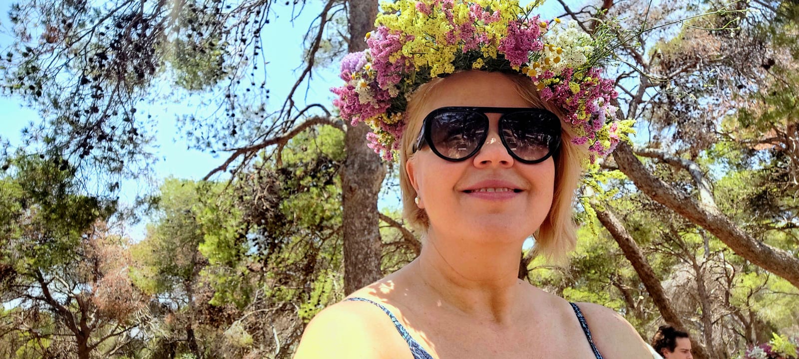Atēnās baltieši — latvieši un lietuvieši — ielīgo Jāņus ar dziesmām, vainagu pīšanu un radošu “ugunskuru”, godājot Saulgriežu tradīcijas arī tālumā no mājām