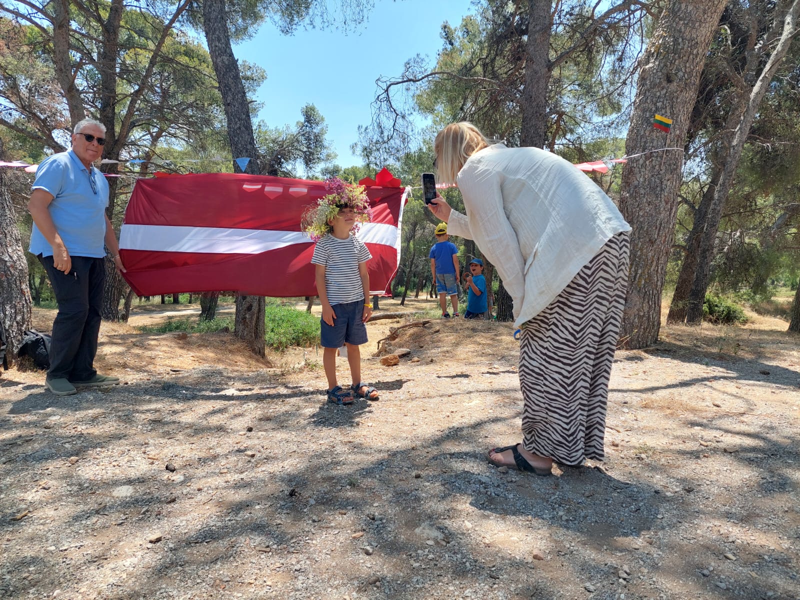 Atēnās baltieši — latvieši un lietuvieši — ielīgo Jāņus ar dziesmām, vainagu pīšanu un radošu “ugunskuru”, godājot Saulgriežu tradīcijas arī tālumā no mājām