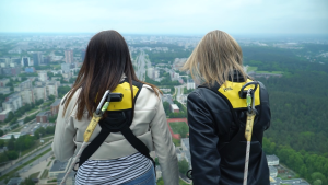 Divas sievietes drošības sistēmās skata pilsētu no augstuma