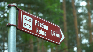 Norādes zīme uz Pūsēnu kalnu 0,5 km attālumā