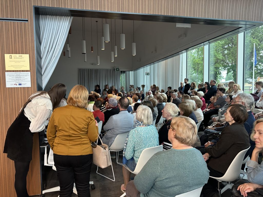 Plašs skats uz auditoriju, kas pulcējusies Imanta Lancmaņa lekcijā