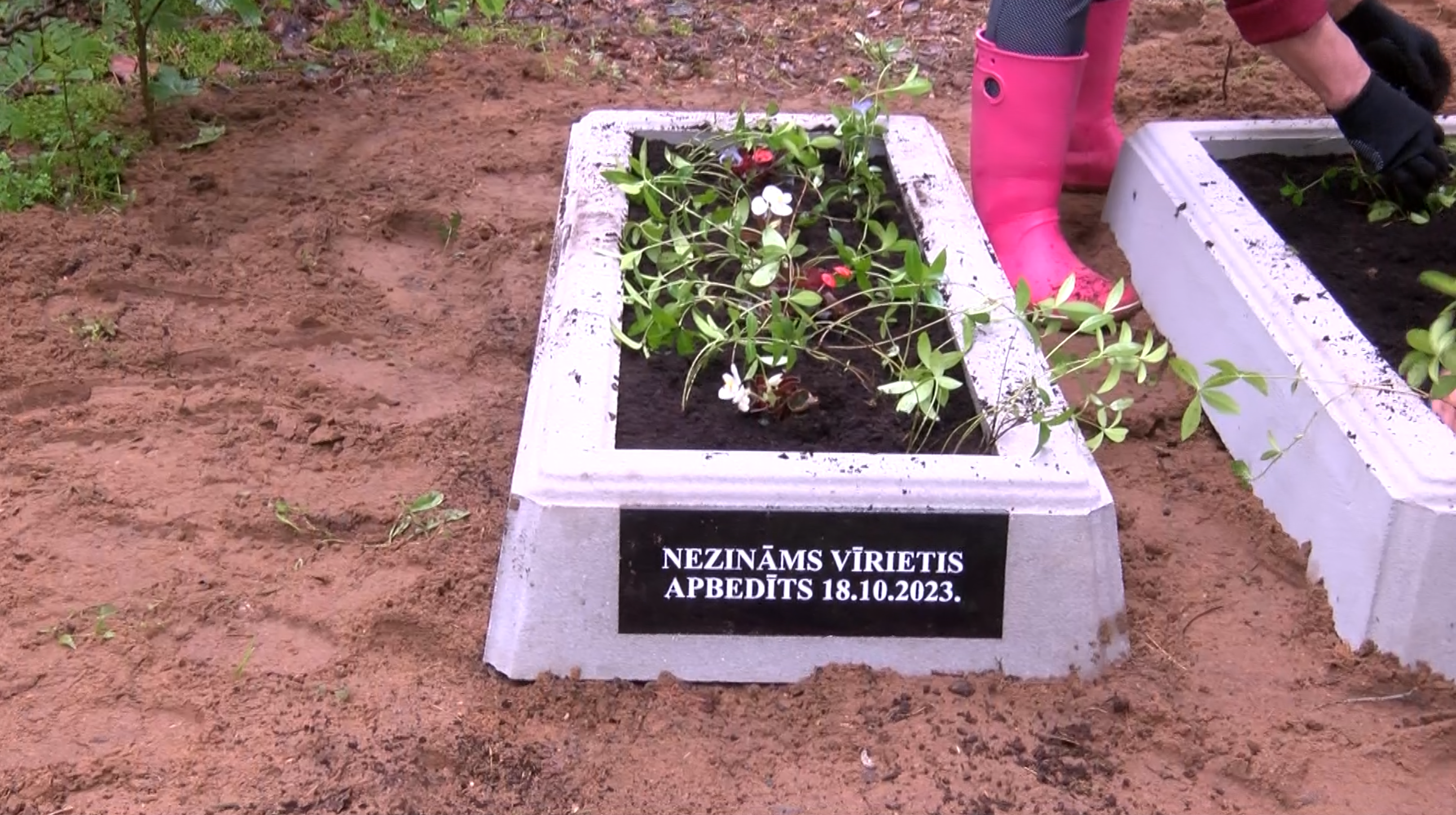 Brīvprātīgie uzstāda kapu apmales neidentificēto robežšķērsotāju kapavietām Zaščirinas kapsētā