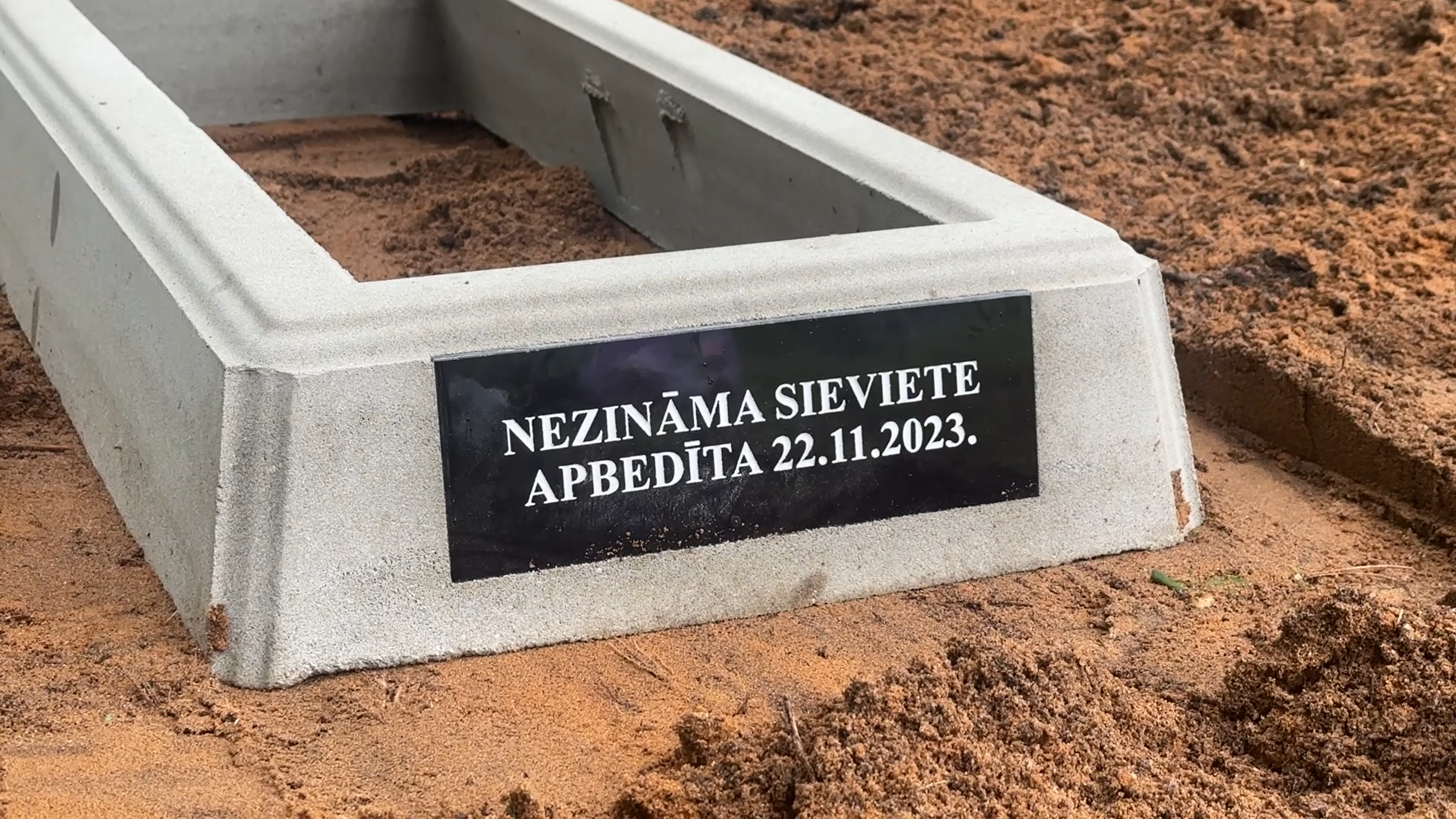 Brīvprātīgie uzstāda kapu apmales neidentificēto robežšķērsotāju kapavietām Zaščirinas kapsētā
