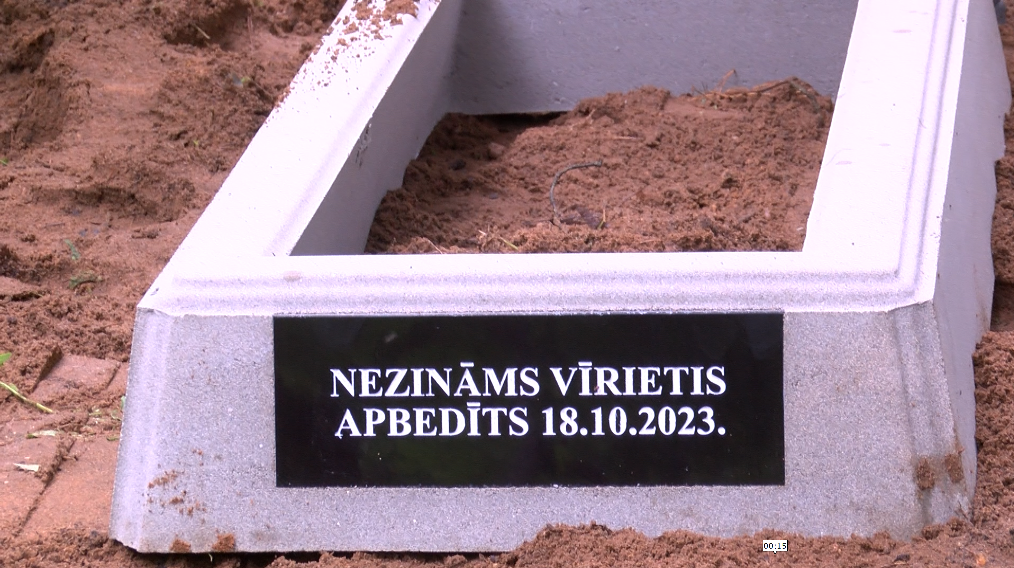 Brīvprātīgie uzstāda kapu apmales neidentificēto robežšķērsotāju kapavietām Zaščirinas kapsētā