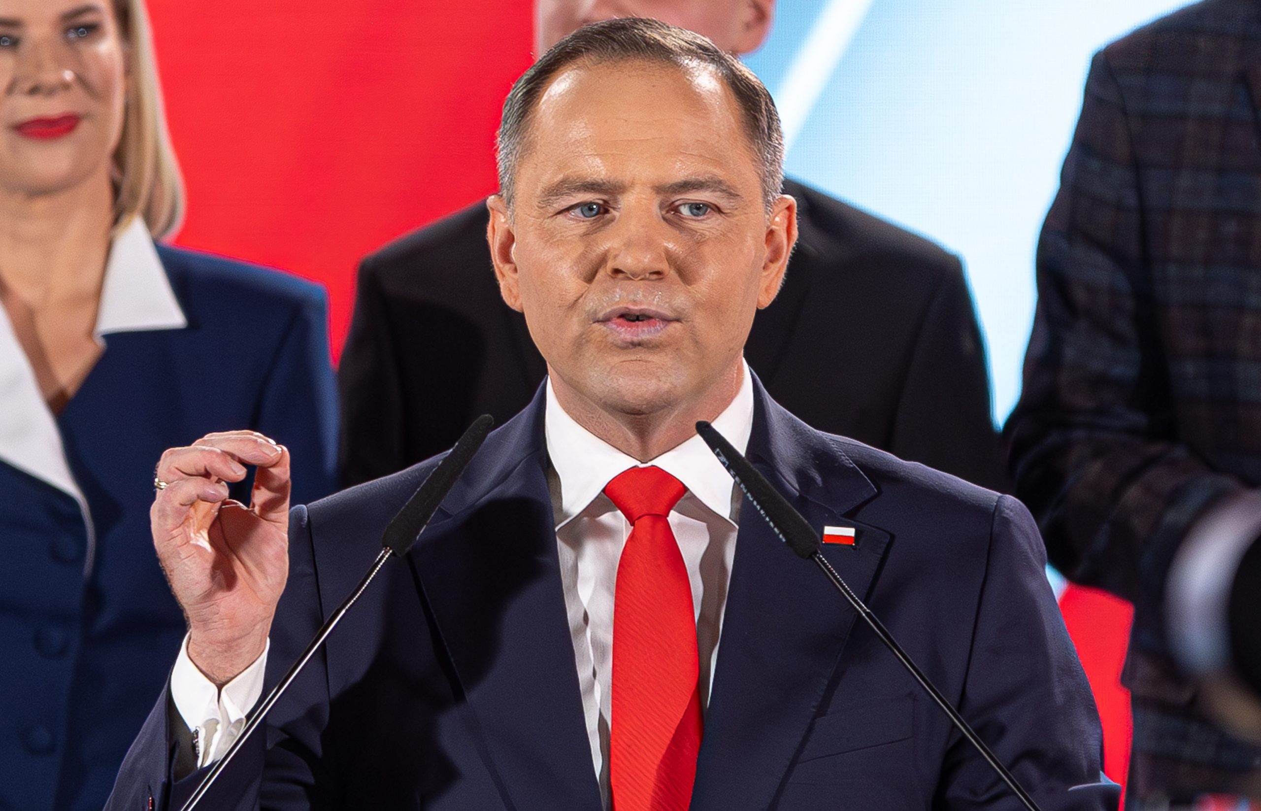 Polijas prezidents Karols Navrockis uzstājas pie mikrofona.