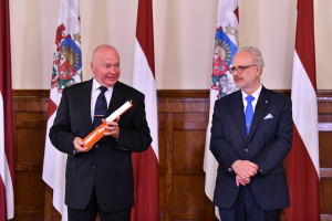 Profesors Jānis Zaļkalns saņem valsts apbalvojumu, blakus stāv bijušais Valsts prezidents Egils Levits
