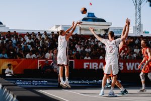 Latvijas 3x3 basketbola izlases spēlētājs izpilda metienu starptautiskās sacensībās