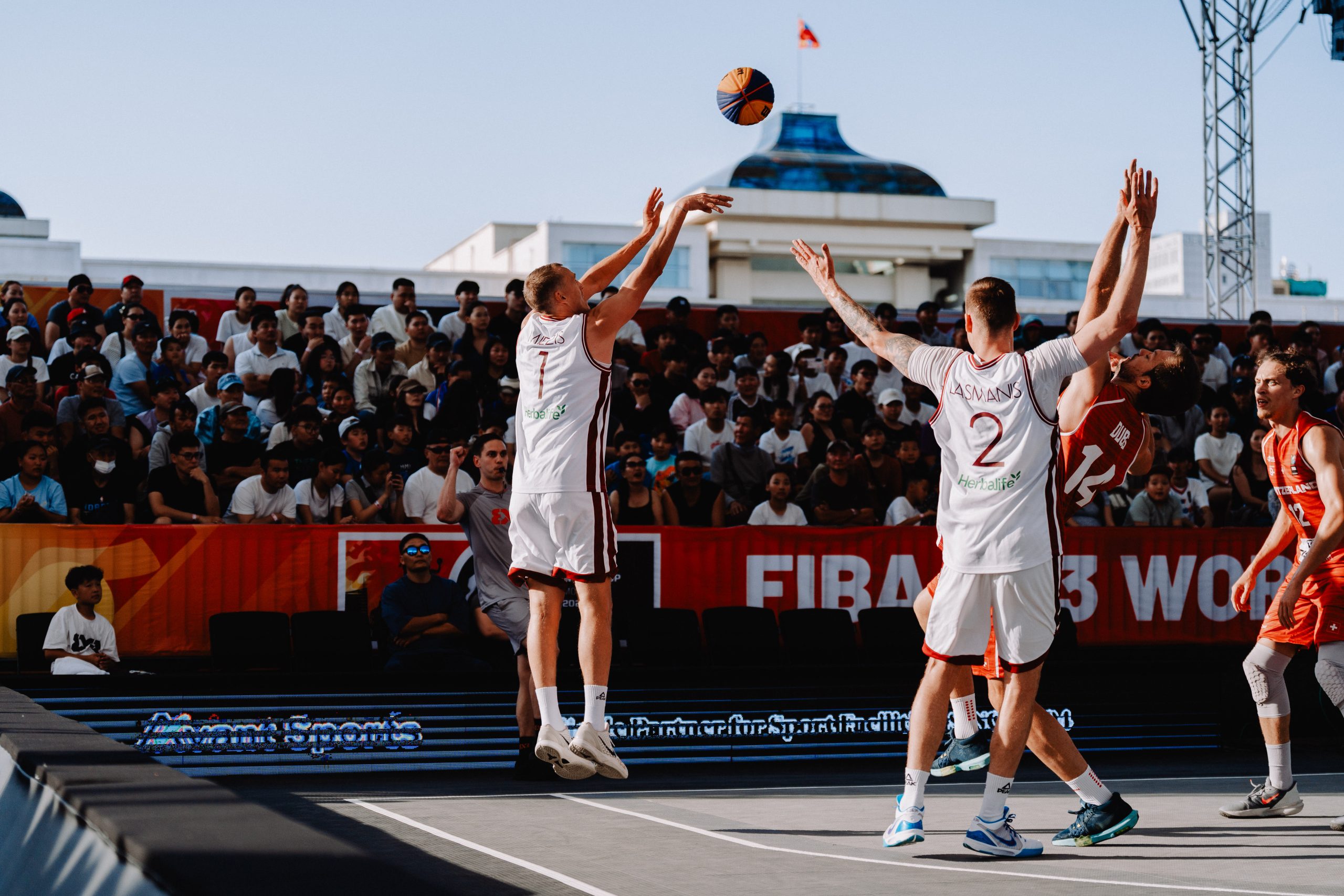 Latvijas 3x3 basketbola izlases spēlētājs izpilda metienu starptautiskās sacensībās