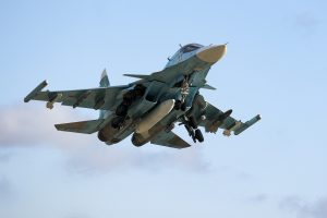 Krievijas militārais iznīcinātājs lidojumā ar paceltu šasiju un bruņojumu