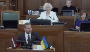 Saeimas deputāts Aleksejs Rosļikovs runā Saeimas sēdes laikā