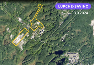 Satelītattēls ar mežainu apvidu un ēku kompleksiem, iezīmētām teritorijām un uzrakstu "LUPCHE-SAVINO 3.9.2024"